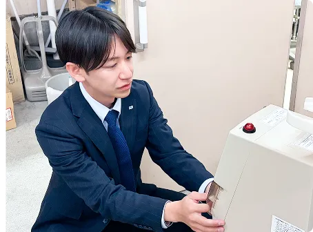 社員が機器の点検をしている画像