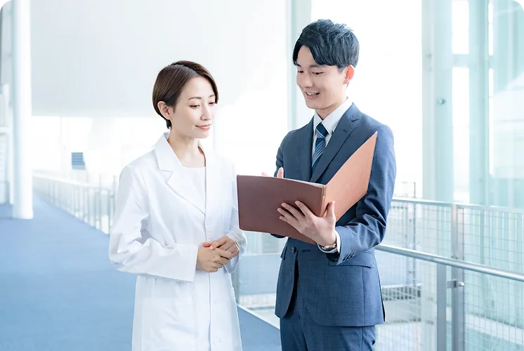女性医師に社員が提案している画像